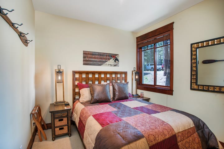 חדר השינה הנעים הזה בגודל קווין סייז כולל חלון גדול שמאפשר לאור טבעי למלא את החלל, ויוצר אווירה מוארת ומזמינה. עם ריהוט נוח, הוא מציע מקום מפלט מושלם למנוחה אחרי יום של פעילויות.