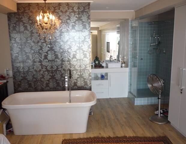 Entire Floor with 3 bedrooms gallery image 5