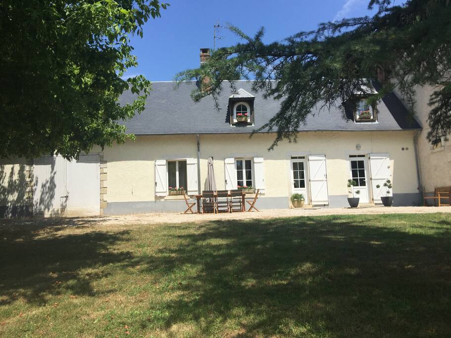 Maison à gauche des anciennes étables