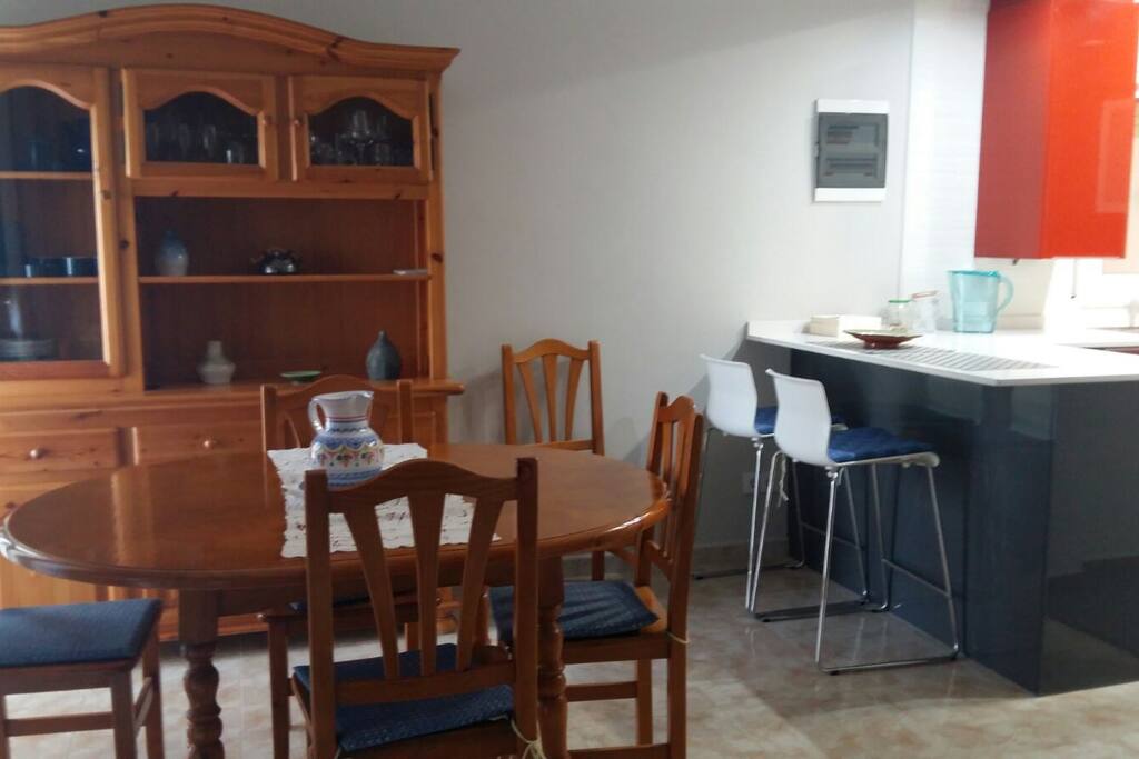 Comedor abierto a la cocina.