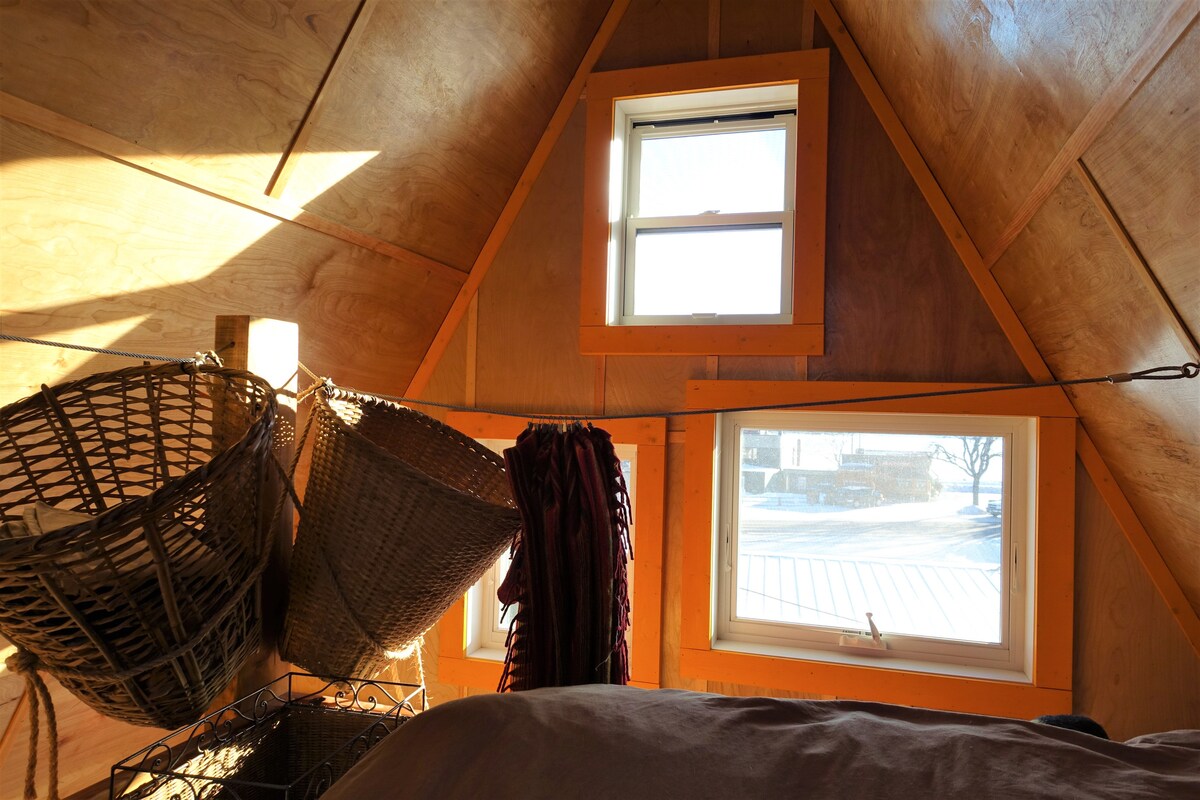 用于存放衣服的尼泊尔篮子和Yak羊毛毯作为窗帘