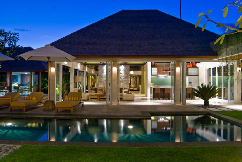 5 BR, Sleeps 10, 250mtr from beach