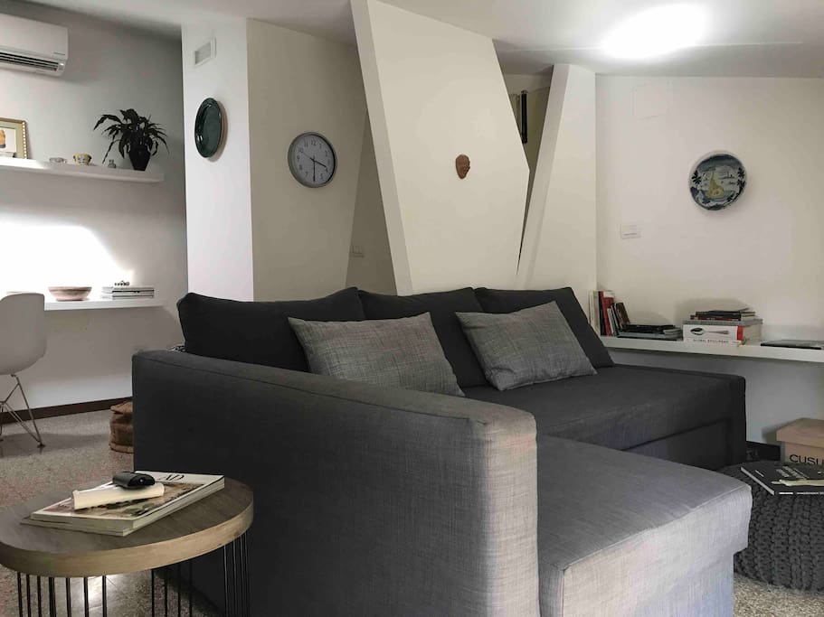Very comfortable pullout sofa bed with fine linen and down comforter