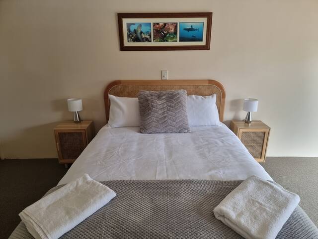 Estuary water views 4bedroom home with pool gallery image 3