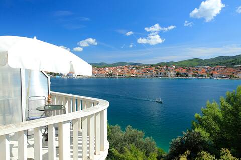 *amazing view apt for 2,by the sea 