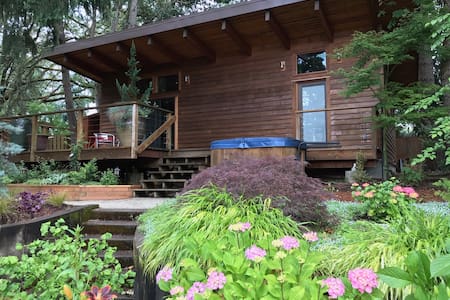 Douglas Fir Cottage - peaceful getaway near U of 0