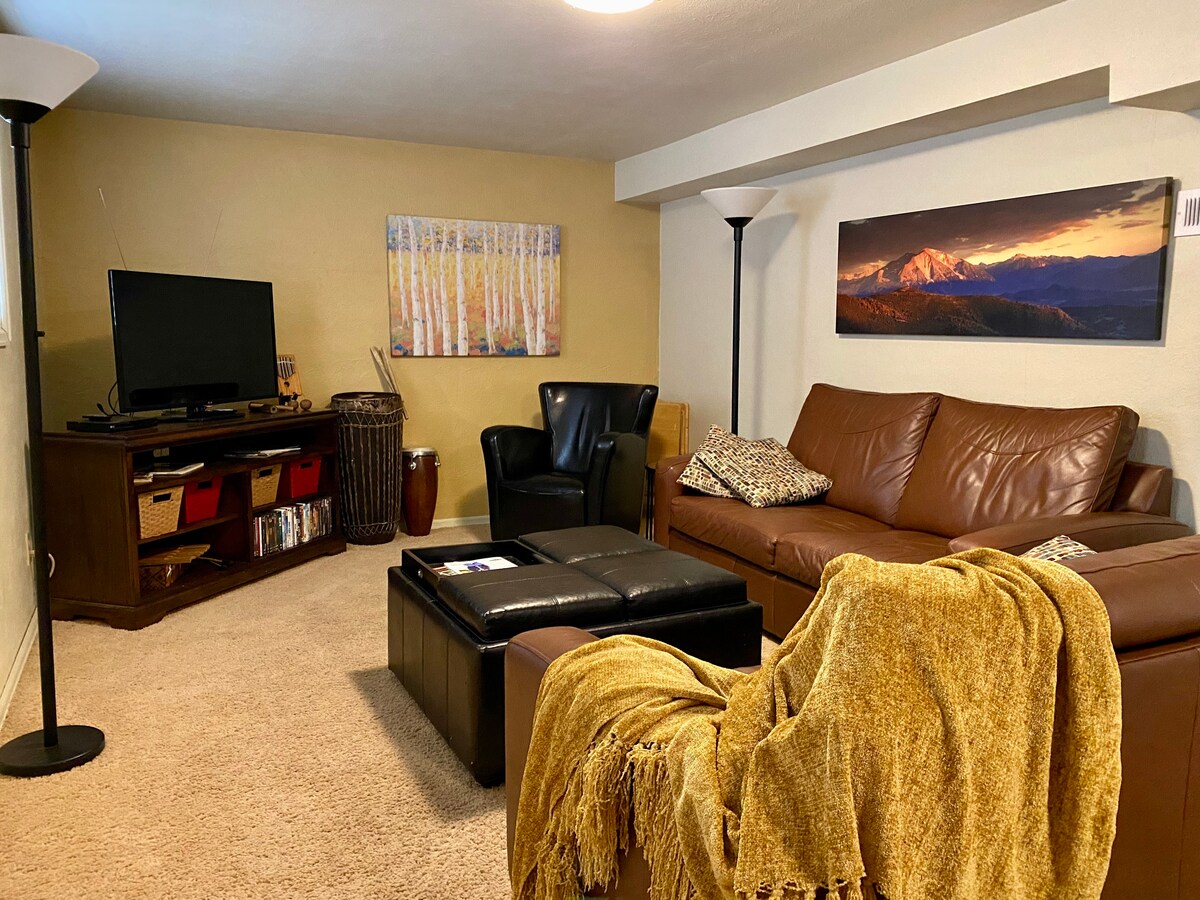 ספות עור עם מיטות יחיד מלאות. (מזרני ויסקו מצוינים)