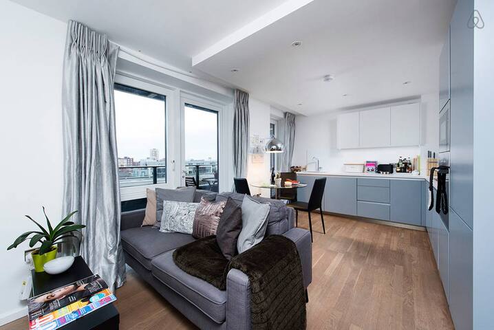 Central & Modern Zone 1: Lovely Canal Side Room!