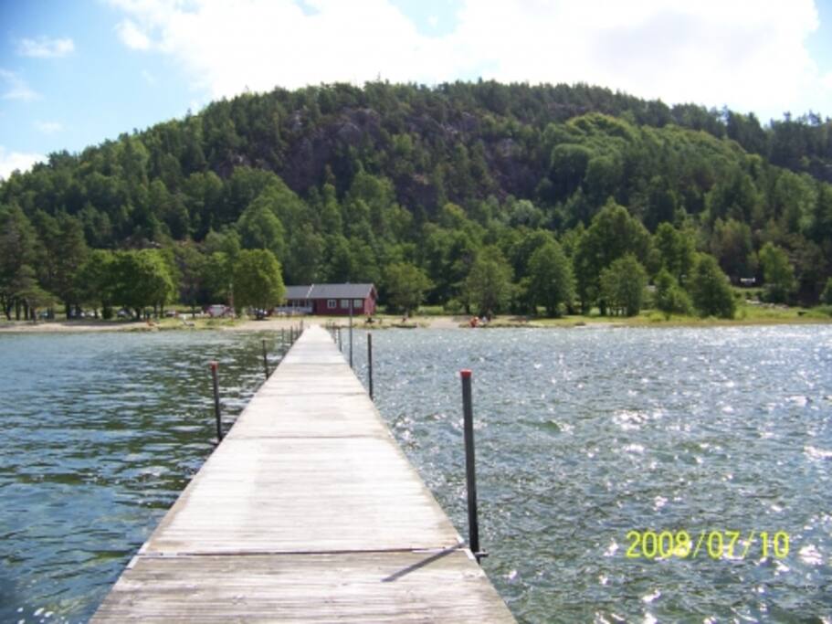 Bryggen på stranden på badestranden ved siden av hytta. /The beach next to the cabin