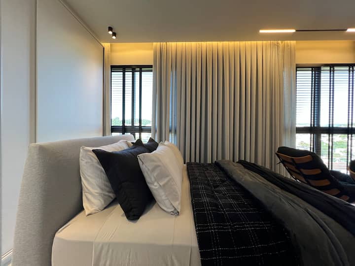 Cama tamaño queen, colcha Herval de alto nivel, ventanas grandes.