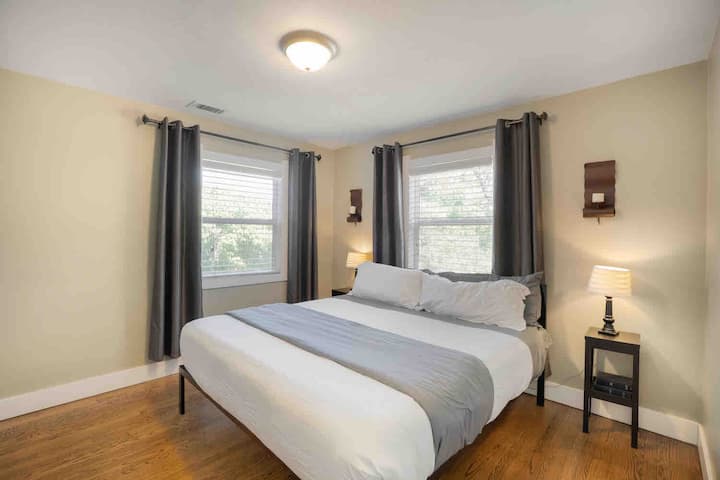 ห้องนอน 1: เตียงคิงไซส์และโต๊ะเครื่องแป้ง