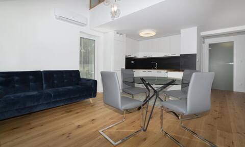 Top Airbnb: VIP apartment, parking, A/C, garden access in łagiewniki Borek Fałęcki