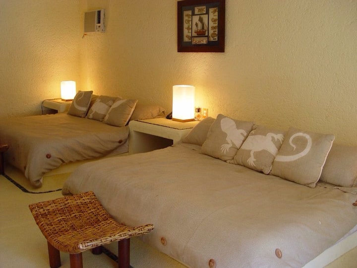 ชั้นล่างมีเตียงคิงไซส์ 2 หลัง