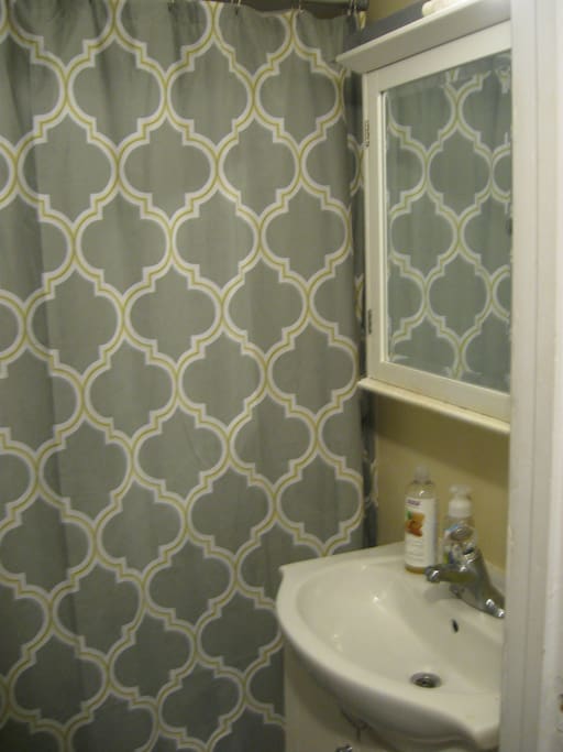 Full size bathroom wth tub/shower