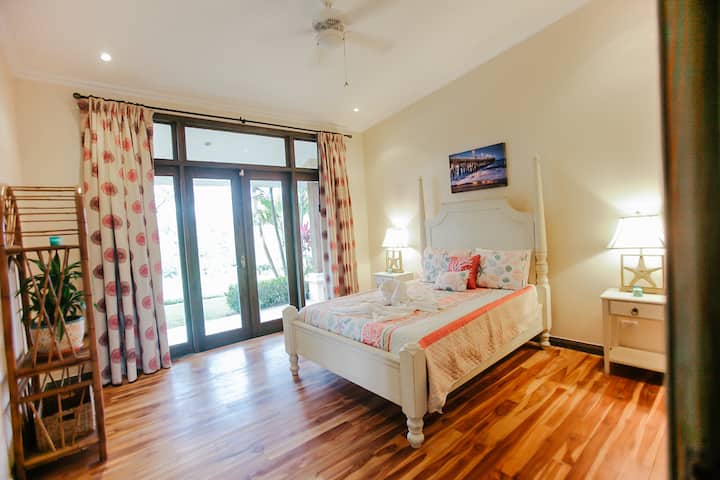 APARTMÁN PRE HOSTÍ: DownStairs.  MANŽELSKÁ POSTEĽ KING (v kúpeľni v apartmáne.