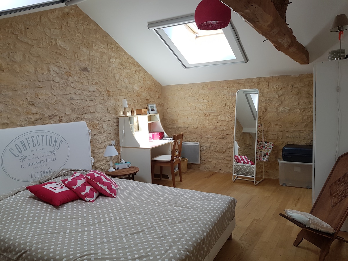 Dhomë me ajër të kondicionuar, shkallë druri. 160 x 200 krevat.