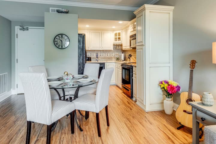Music Row Condo In Spence Manor Guitar Shaped Pool Condominiums For Rent In Nashville Tennessee United States