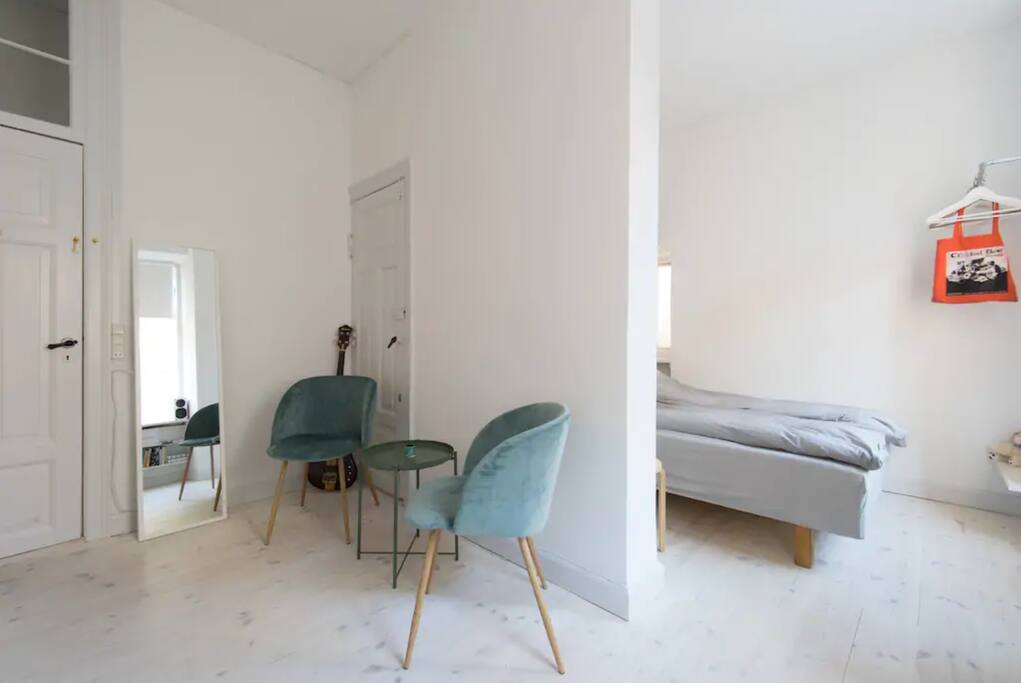Lounge area / king size bed