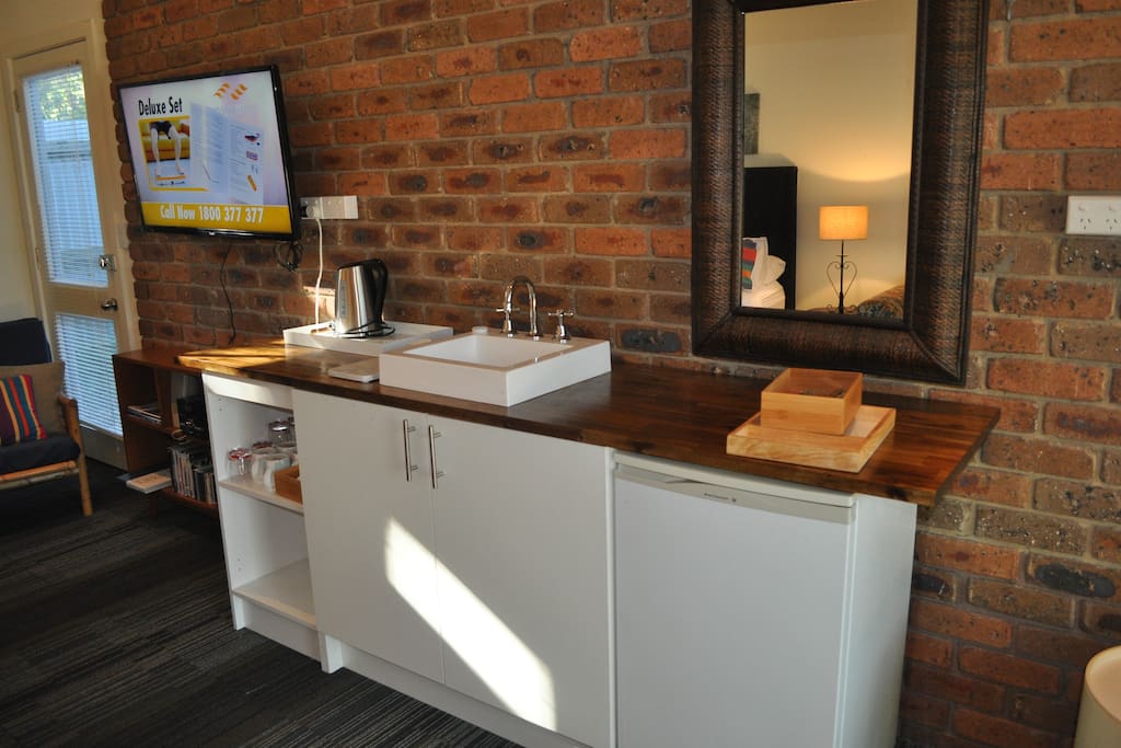 40" TV & Kitchinette