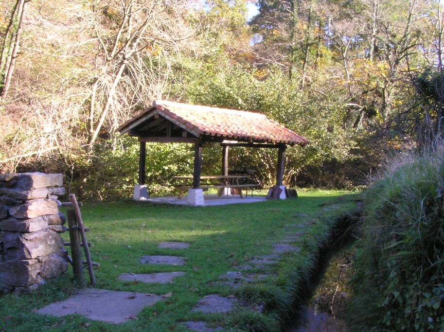 Cenador junto al río