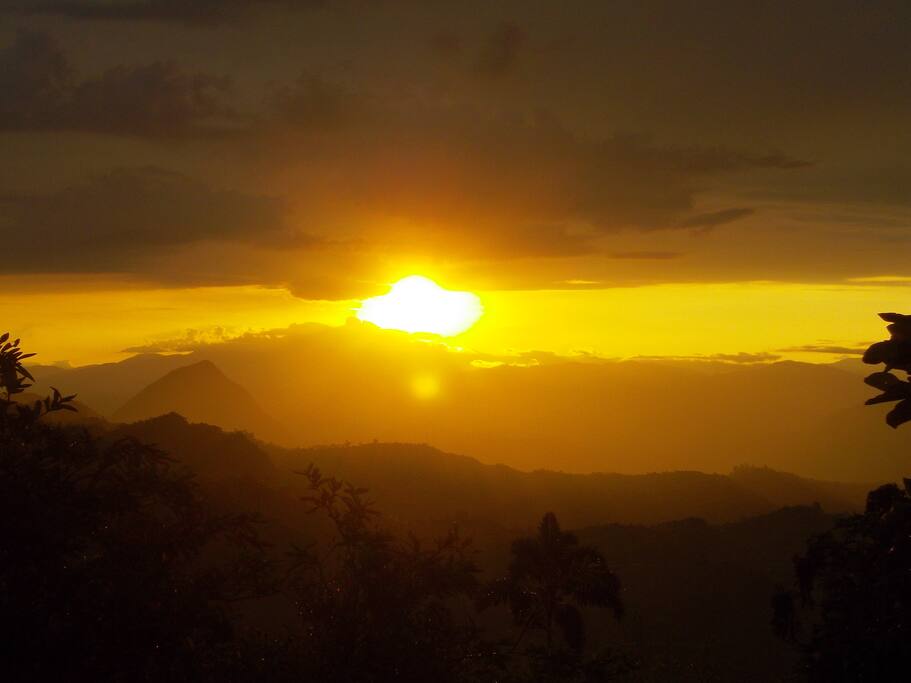 Atardecer al fondo con cerro Tusa