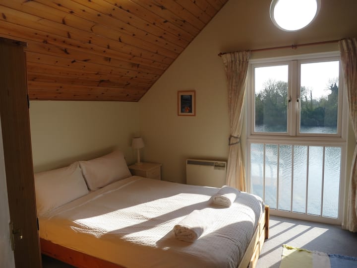 غرفة النوم الرئيسية - إطلالة على البحيرة