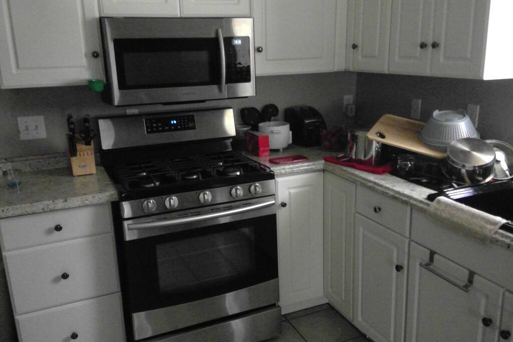 FULL KITCHEN