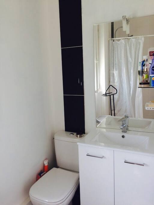 La salle de bain à partager avec un autre invité
