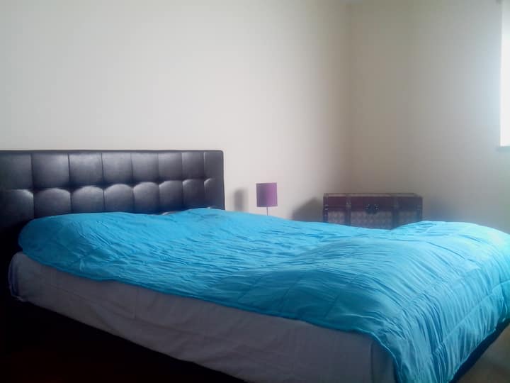 Spavaća soba s velikim bračnim krevetom