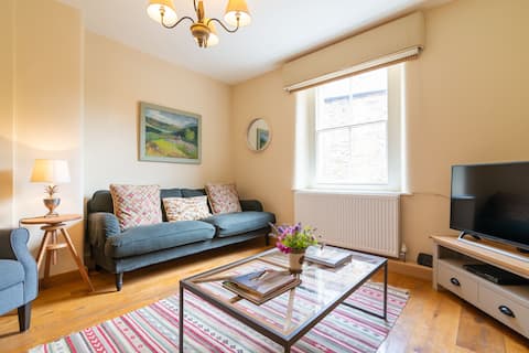 Top Airbnb: Butts Cottage, Bakewell - Boutique, Cosy & Luxury in Derbyshire