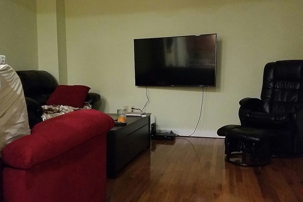 Living room (cable TV + Netflix)