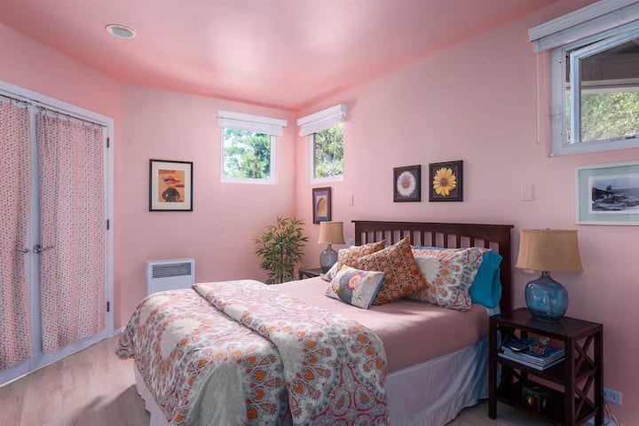  غرفة نوم....ملكة مع التلفزيون