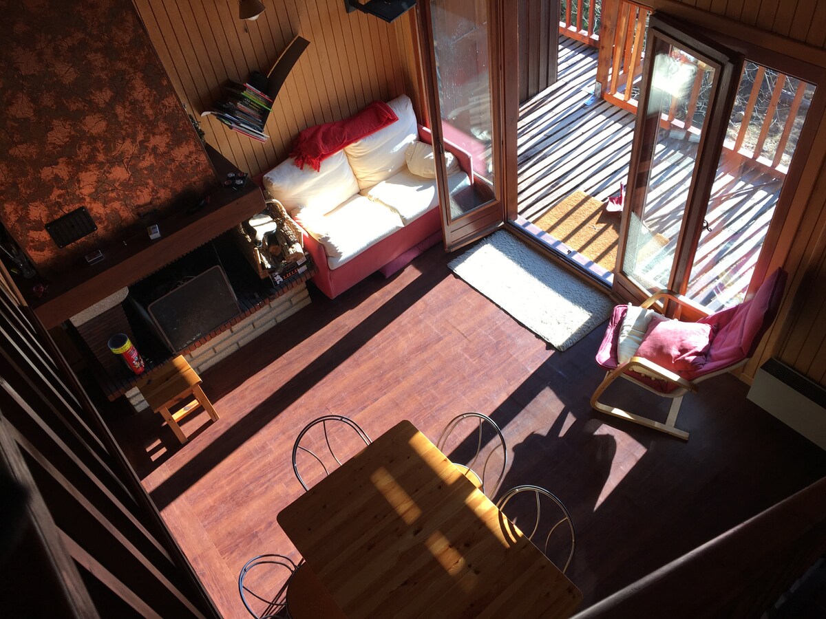 Vardagsrummet, sett från mezzaninen i de dubbla sovrummen