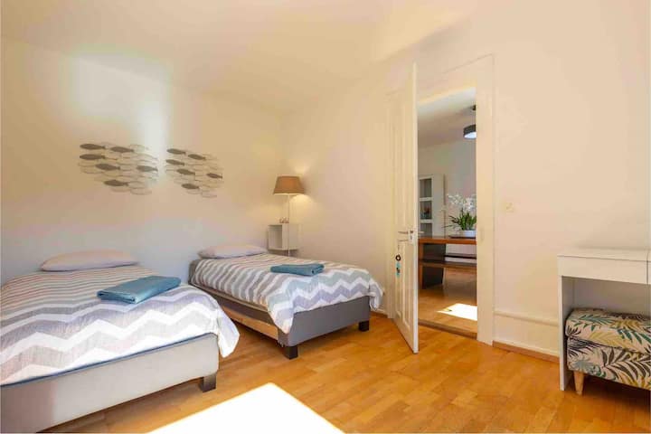Bedroom 2 with 2 single beds