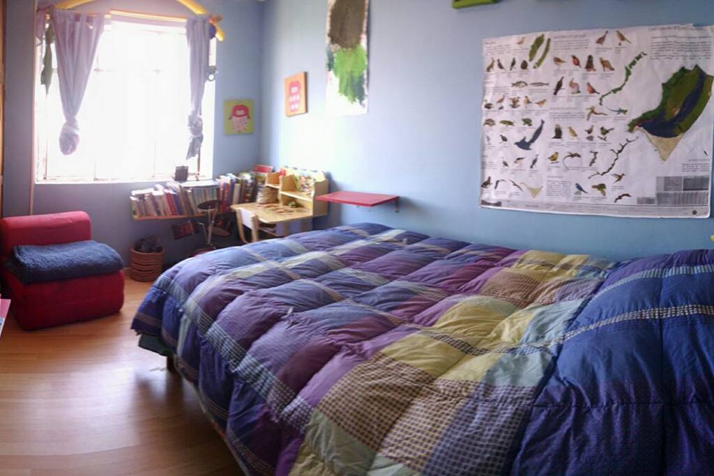 Dormitorio con cama de plaza y media y sillón cama.
Bedroom with half-size bed and armchair bed.