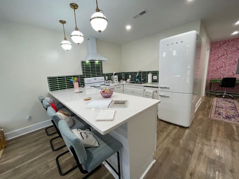 Walk to dinner, UPIKE, hospital•3 Lux Bed• Balcony