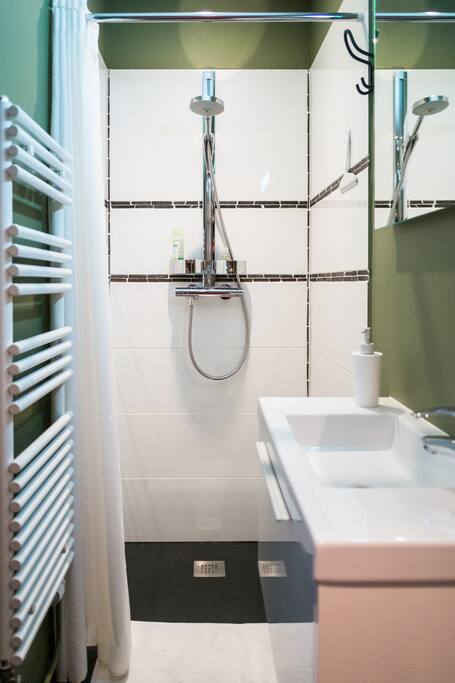 Salle de bains de la chambre sur jardin