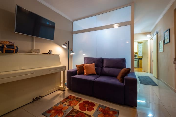 Ეს პატარა სალონი მზადაა თქვენი საყვარელი ფილმების საყურებლად, წარმოსახვით მოგზაურობისთვის...