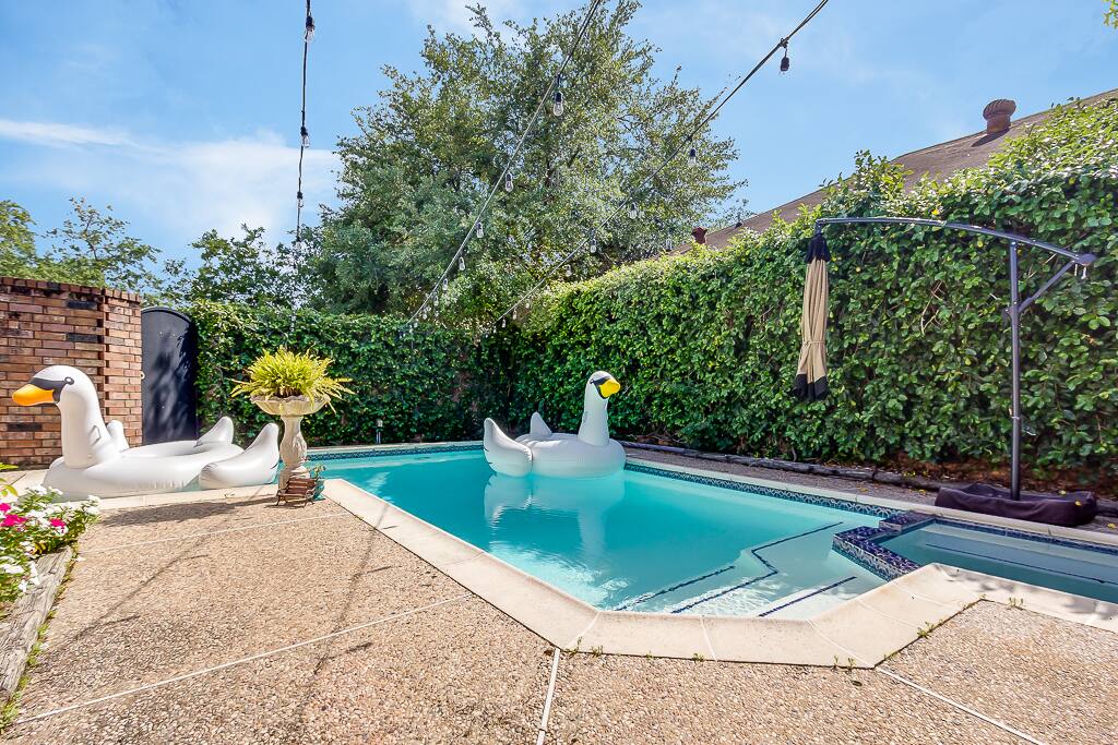 Private Yard with Pool