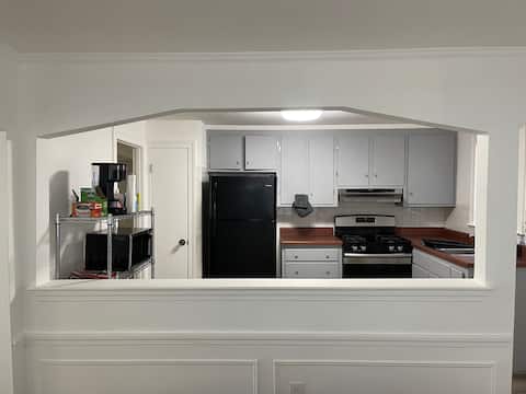 Top performing Airbnb: Boston’s best! Free parking! Stylish 2 bdrm apt in Hyde Park
