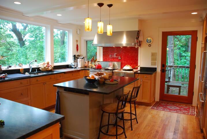 Large, sunny hilltop home, nature lovers’ paradise