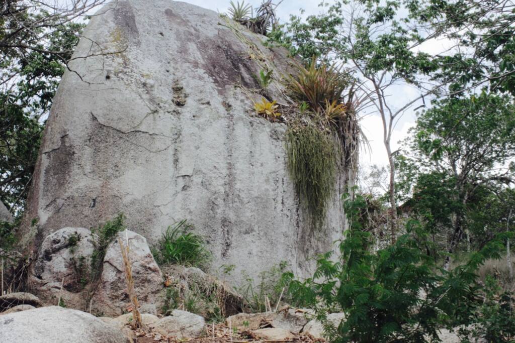 Grandes pedras no terreno da casa