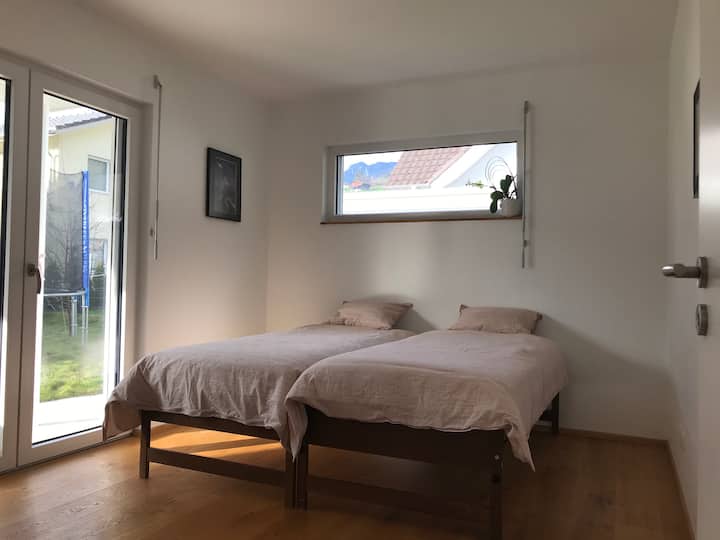 spálňa 2 s posteľami usporiadanými tak, aby vytvorila manželskú posteľ (na prízemí)