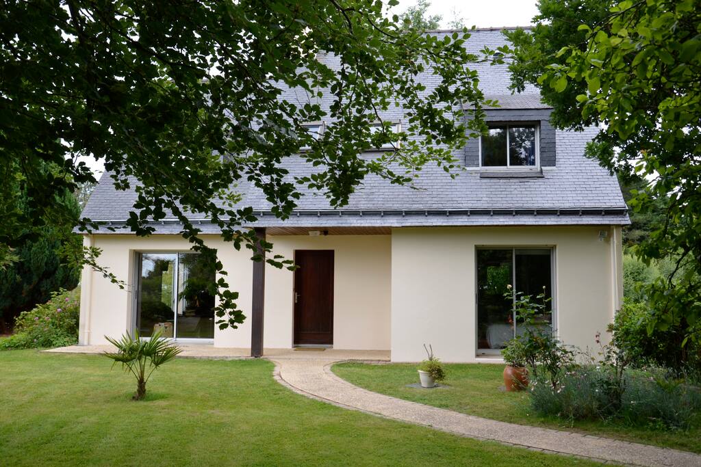 La maison. La chambre est en bas à droite.