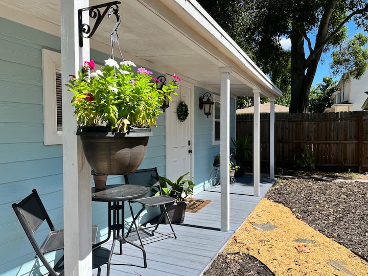 Tranquil Guesthouse Hideaway (Near MacDill AFB) Cottages for Rent in