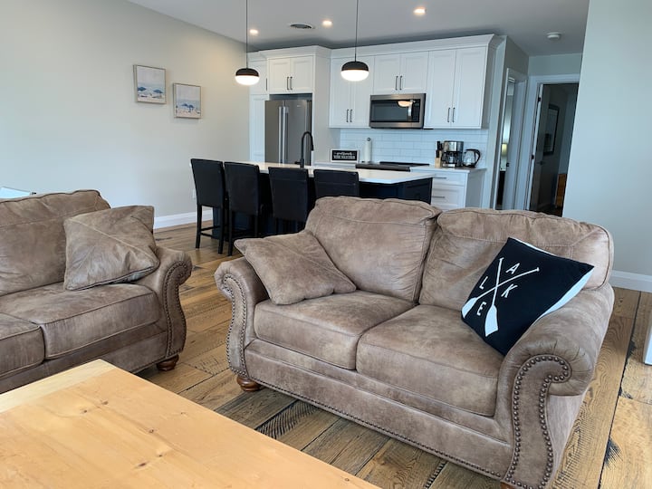 Peaceful Sunset Lake Views • Stylish 2br Sandbanks - Sand Banks