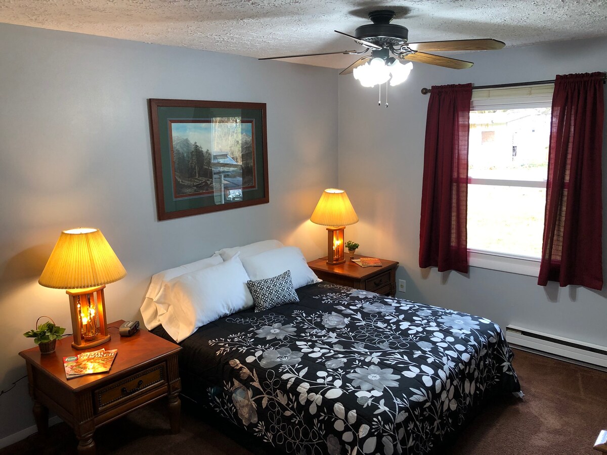 تم إعداد سرير بحجم وسط لك في غرفة النوم الرئيسية