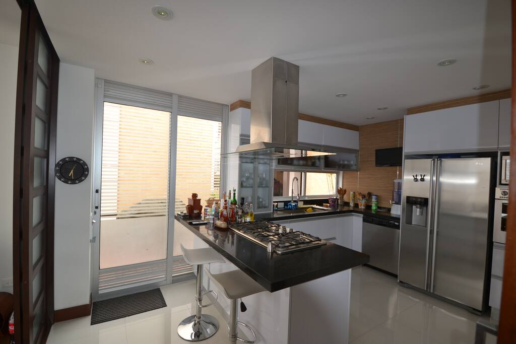 Cocina totalmente dotada con lavaplatos eléctrico, microondas, horno convencional, nevecon, estufa a gas.