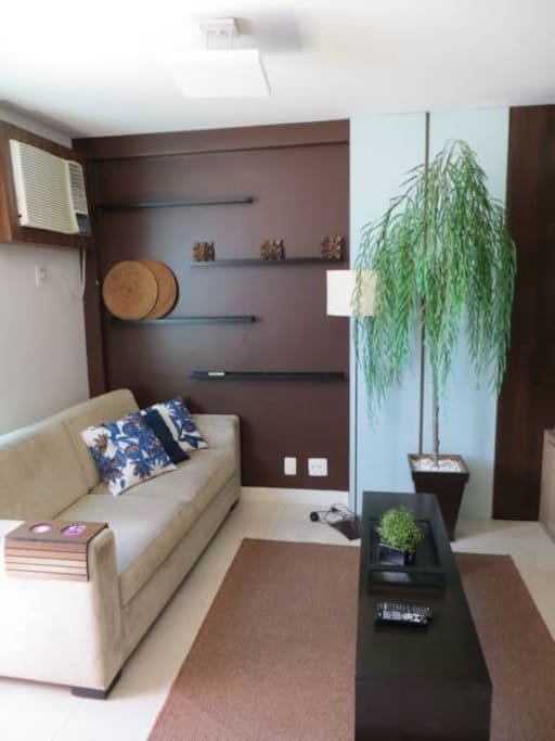 Sala de estar ampla e decorada
