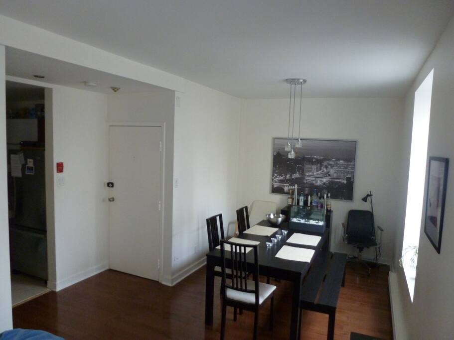 Living Room 2/2